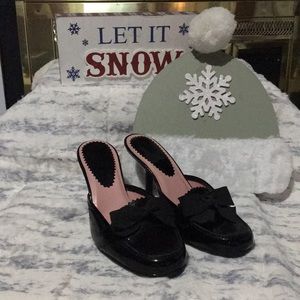 Liz Claiborne patent leather kitten heel with bow
